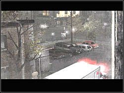 Wyjrzyj przez okno i zobacz, jak spod budynku odjeżdża karetka ze zmarłą sąsiadką - Świat apartamentów (5) | Etap 6 w Silent Hill 4 The Room - Silent Hill 4: The Room - poradnik do gry