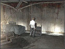 W pokojach, z rzeczy wartych uwagi, natrafisz na napój leczniczy (Nutrition Drink), apteczkę (Medical Kit), a także - w pokoju z dwiema zmutowanymi, bekającymi (serio) pielęgniarkami - na ampulkę (Ampoule) - Szpital (1) | Etap 7 w Silent Hill 4 The Room - Silent Hill 4: The Room - poradnik do gry