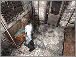 Wejdź do środka i poszukaj kolorowej, zabawkowej skrzyni, której na początku gry nie mogłeś otworzyć - Dworzec po raz drugi (2) | Etap 8 w Silent Hill 4 The Room - Silent Hill 4: The Room - poradnik do gry