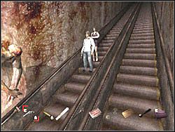 Musisz zjechać na dół razem z Eileen, chroniąc dodatkowo ją przed wychodzącymi ze ścian potworami - Dworzec po raz drugi (4) | Etap 8 w Silent Hill 4 The Room - Silent Hill 4: The Room - poradnik do gry