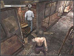 Gdy ponownie obejmiesz kontrolę nad bohaterem, wyjdź przez najbliższe drzwi po lewej i udaj się przed siebie - Dworzec po raz drugi (5) | Etap 8 w Silent Hill 4 The Room - Silent Hill 4: The Room - poradnik do gry