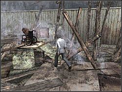 Następnie podejdź do lalki siedzącej na wózku inwalidzkim - Las po raz drugi (1) | Etap 9 w Silent Hill 4 The Room - Silent Hill 4: The Room - poradnik do gry