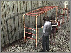 Teraz podejdź do niebieskich beczek i weź leżący niedaleko łańcuch (Chains) - Las po raz drugi (2) | Etap 9 w Silent Hill 4 The Room - Silent Hill 4: The Room - poradnik do gry