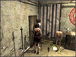 Aby wydostać się z poziomu leśnego - włóż do pobliskich drzwi znaleziony niedawno medalion (Crusted Medallion) i przejdź przez nie - Las po raz drugi (5) | Etap 9 w Silent Hill 4 The Room - Silent Hill 4: The Room - poradnik do gry