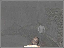 Zacznij zbiegać krętymi schodami i skorzystaj z dziury, na którą wkrótce natrafisz - Las po raz drugi (5) | Etap 9 w Silent Hill 4 The Room - Silent Hill 4: The Room - poradnik do gry