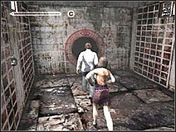Kiedy dojdziesz do Eileen, skieruj się wraz z nią na pierwsze piętro - Wodne więzienie po raz drugi (3) | Etap 10 w Silent Hill 4 The Room - Silent Hill 4: The Room - poradnik do gry