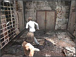 Teraz wróć do wodnego więzienia i wejdź przez drzwi po lewej od dziury - Wodne więzienie po raz drugi (3) | Etap 10 w Silent Hill 4 The Room - Silent Hill 4: The Room - poradnik do gry