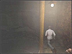 Teraz zacznij zbiegać po kolejnej serii krętych schodów - Wodne więzienie po raz drugi (4) | Etap 10 w Silent Hill 4 The Room - Silent Hill 4: The Room - poradnik do gry