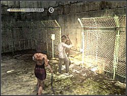 Po chwili zostaniesz zaatakowany przez kolejnego bossa - Richarda Braintree - Świat budynków po raz drugi (1) | Etap 11 w Silent Hill 4 The Room - Silent Hill 4: The Room - poradnik do gry