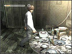 Weź leżącą obok figurkę kota (Stuffed Cat), po czym podejdź do stołu - Świat budynków po raz drugi (2) | Etap 11 w Silent Hill 4 The Room - Silent Hill 4: The Room - poradnik do gry