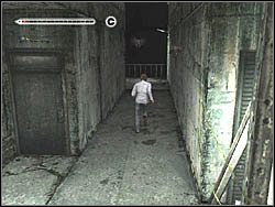 Gdy dobiegnie ona do końca, podnieś leżącą obok apteczkę (Portable Medical Kit) i skieruj się uliczką dalej - Świat budynków po raz drugi (4) | Etap 11 w Silent Hill 4 The Room - Silent Hill 4: The Room - poradnik do gry