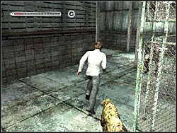 Zbiegnij po schodach i skorzystaj z niedalekich drzwi - Świat budynków po raz drugi (5) | Etap 11 w Silent Hill 4 The Room - Silent Hill 4: The Room - poradnik do gry