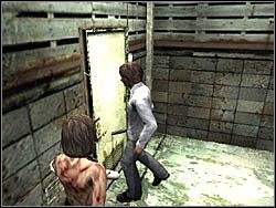Przejdź przez następne drzwi i zbiegnij po pobliskich schodach - Świat budynków po raz drugi (5) | Etap 11 w Silent Hill 4 The Room - Silent Hill 4: The Room - poradnik do gry