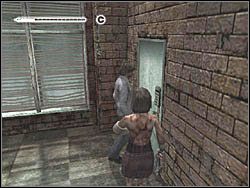a następnie przejdź przez drzwi z rozszyfrowanym wcześniej zamkiem (wcześniej rozpraw się ze zmutowaną małpą) - Świat budynków po raz drugi (5) | Etap 11 w Silent Hill 4 The Room - Silent Hill 4: The Room - poradnik do gry
