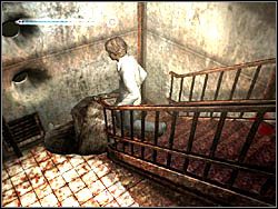 Zejdź pobliskimi schodami na drugie piętro - Po wyjściu z pokoju 302 (1) | Etap 13 i 14 w Silent Hill 4 The Room - Silent Hill 4: The Room - poradnik do gry