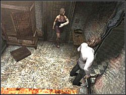 Oprócz niej znajduje się tutaj także dziura prowadząca do mieszkania 207 - Po wyjściu z pokoju 302 (2) | Etap 13 i 14 w Silent Hill 4 The Room - Silent Hill 4: The Room - poradnik do gry