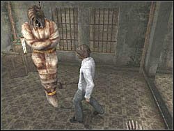 W mieszkaniu 104 znajdziesz apteczkę (Portable Medical Kit), a także po raz kolejny spotkasz zakapturzoną postać - Po wyjściu z pokoju 302 (2) | Etap 13 i 14 w Silent Hill 4 The Room - Silent Hill 4: The Room - poradnik do gry