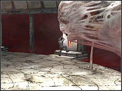 Teraz, kiedy możesz zadawać potworowi obrażenia, będziesz musiał zebrać wszystkie osiem włóczni wbitych w okoliczne pomniki i wbić je w tego przeciwnika (nie w Waltera) - Etap 14 - Ostatni pojedynek | Etap 13 i 14 w Silent Hill 4 The Room - Silent Hill 4: The Room - poradnik do gry