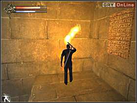 Podnieś leżącą pod schodami pochodnię (lewy obrazek) i zapal ją - 16 - Świątynia Seta II cz.3 - Shade: Gniew Aniołów - poradnik do gry