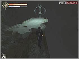 Przejdź dalej i skocz na platformę niżej, ustawioną prostopadle do tej, na której stoisz (lewy obrazek) - 29 - Maszyna cz.1 - Shade: Gniew Aniołów - poradnik do gry