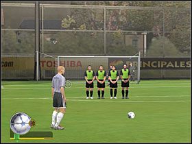 1 - Strzały z wolnych pośrednich i bezpośrednich | Stałe fragmenty gry | FIFA 2005 - FIFA Football 2005 - poradnik do gry