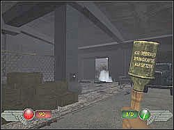 Zanim skorzystasz z windy dobrze jest zbadać okoliczne wyjście z bazy - Ostatnia bitwa (2) | Misja 11 | Mortyr 2 For Ever - Mortyr 2: For Ever - poradnik do gry