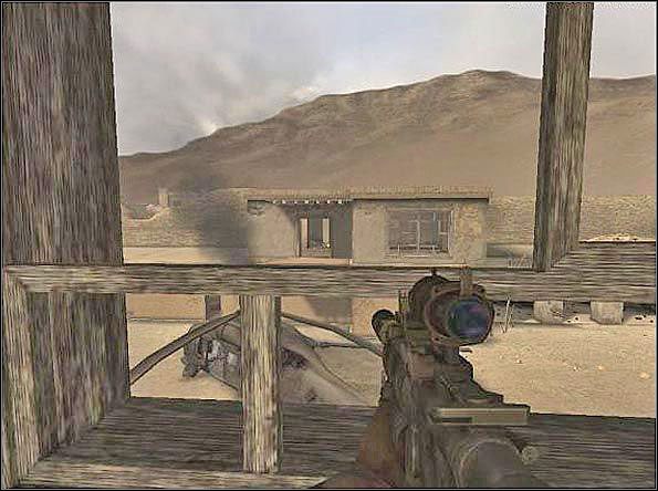 W tym miejscu obrońca może z granatnika, bądź patrząc przez celownik optyczny, namierzyć a następnie szybko zlikwidować wroga wychylającego się z wyjścia po przeciwnej stronie dziedzińca - Defense (1) | SF CSAR | Americas Army Special Forces - Americas Army: Special Forces - poradnik do gry