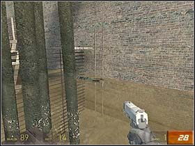 Omijając zagrożenie ze strony wijących się pod sufitem potworów, przedostań się przez rozrzucone tu i ówdzie rupiecie - Route Kanal (2) | Solucja Half-Life 2 - Half-Life 2 - poradnik do gry