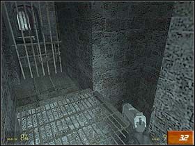 Tuż po wyjściu na otwartą przestrzeń pojawi się wrogi śmigłowiec - Route Kanal (2) | Solucja Half-Life 2 - Half-Life 2 - poradnik do gry