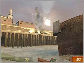 Chwilę później strażnicy będą próbować wciągnąć Cię w zasadzkę, dodatkowo zrzucając wybuchowe beczki (#79) - Water Hazard (3) | Solucja Half-Life 2 - Half-Life 2 - poradnik do gry