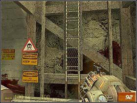 Spróbuj otworzyć którekolwiek z drzwi (#91) za pomocą przymocowanego do ściany panelu - pojawi się Alyx, nastąpi kolejna część rozmowy, po której dziewczyna zabierze Cię na test nowej broni - Gravity Gun - Black Mesa East | Solucja Half-Life 2 - Half-Life 2 - poradnik do gry