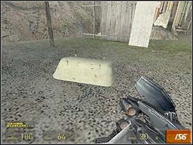 Następna blokada złożona jest z ciężarówek, ale można je ominąć, sprytnie wjeżdżając na skarpę po prawej stronie - Sandtraps (1) | Solucja Half-Life 2 - Half-Life 2 - poradnik do gry