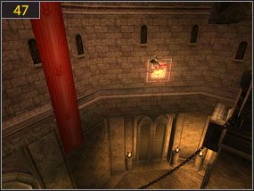 W wielkiej sali, gdzie przyjdzie nam walczyć z kilkoma wrogami, musimy wspiąć się na kolumnę, a z niej przeskoczyć na gzyms [46] - Pierwsze kroki w przeszłości - Wejście do fortecy - przeszłość | Zrujnowana forteca, Pierwsze kroki w przeszłość - Prince of Persia: Dusza Wojownika - poradnik do gry