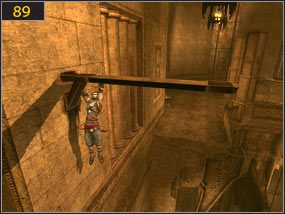 Tam wbiegamy na ścianę i chwytamy się liny [88], dzięki której przedostajemy się na wystającą ze ściany belkę [89] - Dama w niebezpieczeństwie - Ołtarz ofiarny - przeszłość | Dama w niebezpieczeństwie, Mroczna dłoń losu - Prince of Persia: Dusza Wojownika - poradnik do gry
