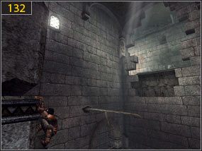 Odbijając się od ściany do kolumny docieramy na najwyższą półkę [131], na której się zawieszamy i przesuwamy na boczną ścianę [132] - Południowe przejście - teraźniejszość (2) | Dama w niebezpieczeństwie, Mroczna dłoń losu - Prince of Persia: Dusza Wojownika - poradnik do gry