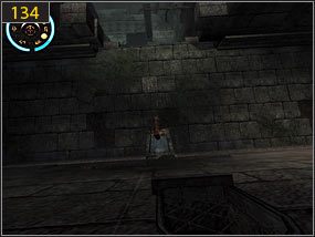 Z gałęzi pozostaje nam jeden skok w kierunku wyrwy w murze [133] i już znajdujemy się przy fontannie, gdzie uzupełniamy życie i zapisujemy grę [134] - Południowe przejście - teraźniejszość (2) | Dama w niebezpieczeństwie, Mroczna dłoń losu - Prince of Persia: Dusza Wojownika - poradnik do gry