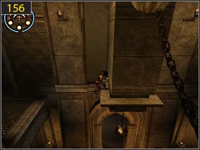 W dużej sali na która trafimy chwilę potem, wspinamy się na kolumnę i przeskakujemy na kamienny filar [155] - Wejście do fortecy - przeszłość | Dama w niebezpieczeństwie, Mroczna dłoń losu - Prince of Persia: Dusza Wojownika - poradnik do gry