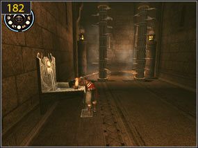 W sporej sali walczymy z kilkoma przeciwnikami [181], po czym możemy zapisać stan gry i uzupełnić zdrowie [182] - Wejście do fortecy - przeszłość (1) | Wieże | Prince of Persia Dusza Wojownika - Prince of Persia: Dusza Wojownika - poradnik do gry