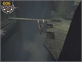 Zawisamy na wystającej półce [605], przeskakujemy na sterczący element, uważając na wirujące ostrza dostajemy się na drugą stronę, gdzie znajduje się poprzeczna belka [606] - Święte jaskinie - teraźniejszość (2) | Twarz czasu | PoP Dusza Wojownika - Prince of Persia: Dusza Wojownika - poradnik do gry