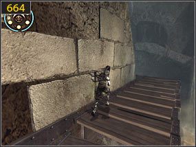 Na dole skaczemy na drewniane słupy (uwaga - niestabilne) [663] a nich na drewniany chodnik, który wali nam się pod nogami [664] - Klif - przeszłość (1) | Ścieżka upiora piasku | Prince of Persia Dusza Wojownika - Prince of Persia: Dusza Wojownika - poradnik do gry