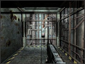 Teraz wejdź po nieodległych skrzyniach i chwyć się poręczy, którą z kolei przedostań się trochę w prawo i przeskocz na jej drugą stronę - 01 - Escape (2) | Solucja | Kroniki Riddicka Ucieczka z Butcher Bay - Kroniki Riddicka: Ucieczka z Butcher Bay - poradnik do gry