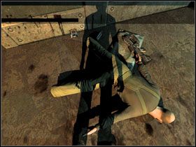 Przejdź do końca wąskiego korytarza i zejdź po drabince, aby znaleźć się w większym pomieszczeniu - 01 - Escape (1) | Solucja | Kroniki Riddicka Ucieczka z Butcher Bay - Kroniki Riddicka: Ucieczka z Butcher Bay - poradnik do gry