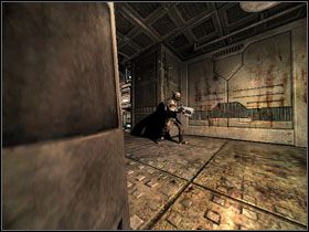 Teraz skorzystaj z drzwi na końcu pomieszczenia i ostrożnie rozpraw się z następnym wrogiem - 05 - Infirmary | Solucja | Kroniki Riddicka Ucieczka z Butcher Bay - Kroniki Riddicka: Ucieczka z Butcher Bay - poradnik do gry
