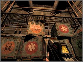 W następnym pomieszczeniu natkniesz się na NanoMED oraz na dwóch strażników stojących na platformie naprzeciwko - 06 - Mainframe (2) | Solucja | Kroniki Riddicka Ucieczka z Butcher Bay - Kroniki Riddicka: Ucieczka z Butcher Bay - poradnik do gry