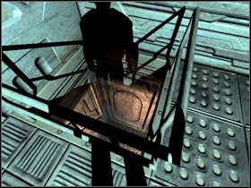 Następnie udaj się dalej, aby trafić na korytarz z przechadzającym się strażnikiem - 11 - Showers (1) | Solucja | Kroniki Riddicka Ucieczka z Butcher Bay - Kroniki Riddicka: Ucieczka z Butcher Bay - poradnik do gry