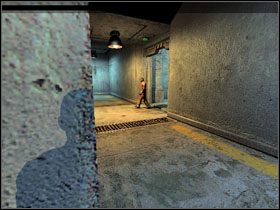 Po lewej natkniesz się na Georgiea , od którego dowiesz się, iż ten korytarz nie jest chroniony przez żadne działka - 17 - Feed Ward (1) | Solucja | Kroniki Riddicka Ucieczka z Butcher Bay - Kroniki Riddicka: Ucieczka z Butcher Bay - poradnik do gry