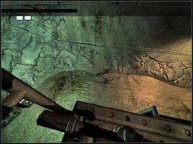 Na balkonie leży jeszcze paczka papierosów (#40, Game Concept Art 23 ), ale lepiej przyjdź po nią później, by już teraz nie zwrócić na siebie uwagi strażników z balkonu naprzeciwko - 21 - Upper Mines | Solucja | Kroniki Riddicka Ucieczka z Butcher Bay - Kroniki Riddicka: Ucieczka z Butcher Bay - poradnik do gry