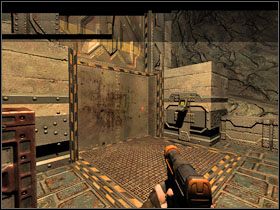 Idź cały czas kanałem przed siebie (w pewnym momencie będziesz musiał przeskoczyć do drugiego, gdyż natrafisz na przerwę), a w końcu znajdziesz się niedaleko windy, którą początkowo się dostałeś do kopalni - 23 - Mining Core (3) | Solucja | Kroniki Riddicka Ucieczka z Butcher Bay - Kroniki Riddicka: Ucieczka z Butcher Bay - poradnik do gry