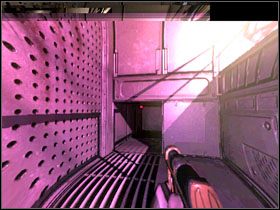 Teraz skorzystaj z drzwi na wprost, aby trafić do pomieszczenia z robotnikiem oraz wolnym mechem za szybami - 24 - Security Research 1 | Solucja | Kroniki Riddicka Ucieczka z Butcher Bay - Kroniki Riddicka: Ucieczka z Butcher Bay - poradnik do gry