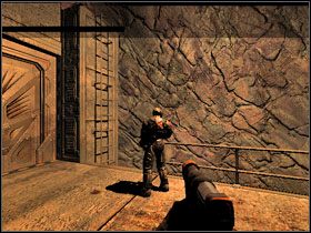 Za nią znajduje się przejście prowadzące na niższy poziom - 27 - Contain Router (1) | Solucja | Kroniki Riddicka Ucieczka z Butcher Bay - Kroniki Riddicka: Ucieczka z Butcher Bay - poradnik do gry